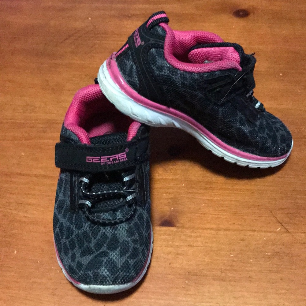 Very cute Black & Gray “Giraffe Print” sneakers
